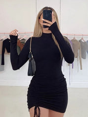 Vestido Bodycon preto manga comprida e gola alta