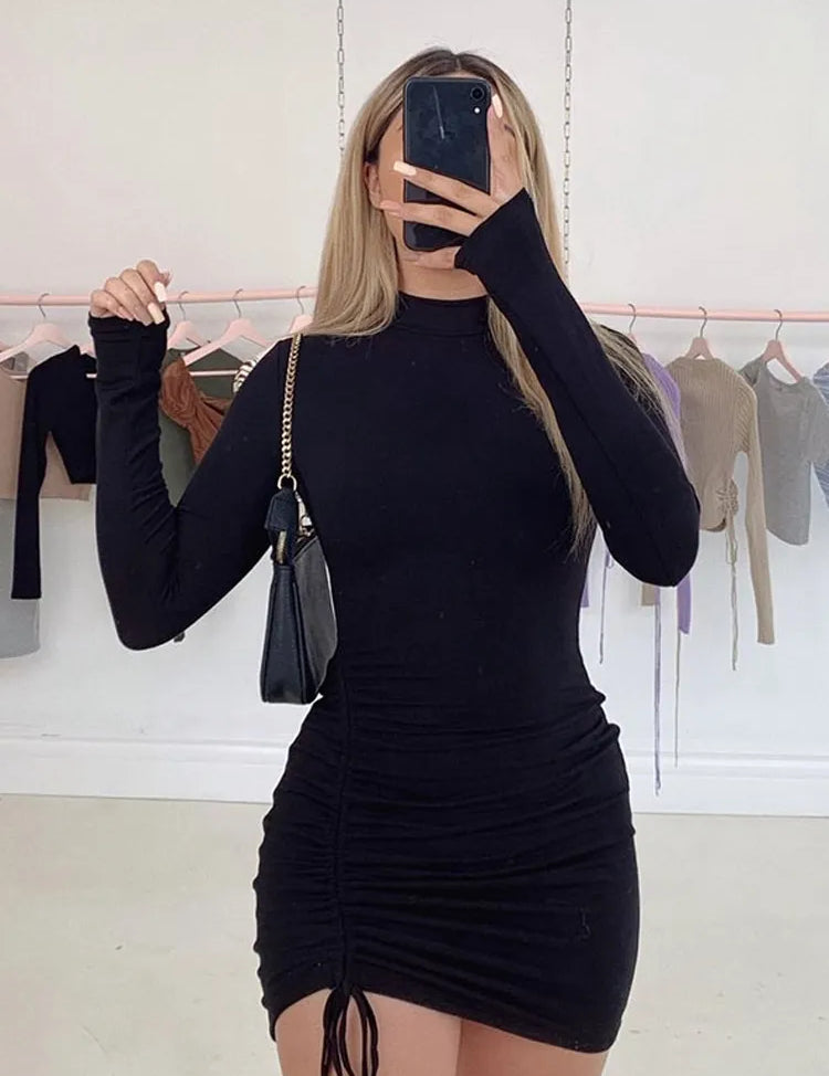 Vestido Bodycon preto manga comprida e gola alta